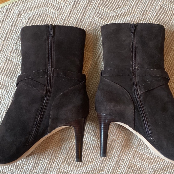 Ann Taylor “Rickie” Dark Chocolate Suede Ankle Boot, Size 8M - Picture 8 of 12